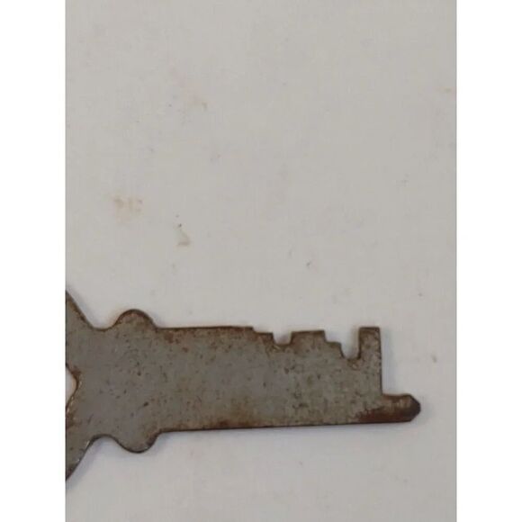 Vintage Flat Heart Key Steamer Trunk - Picture 6 of 10